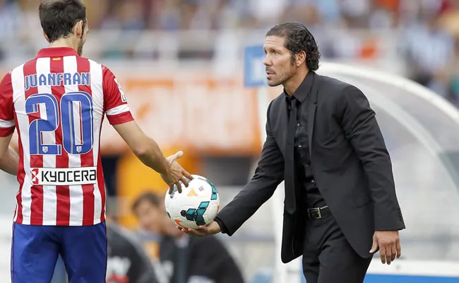 EFE Simeone da a Juanfran el balón para saque de banda