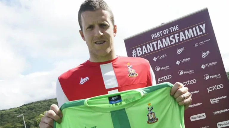 ESPECIAL Colin Doyle en la presentación con Bradford City