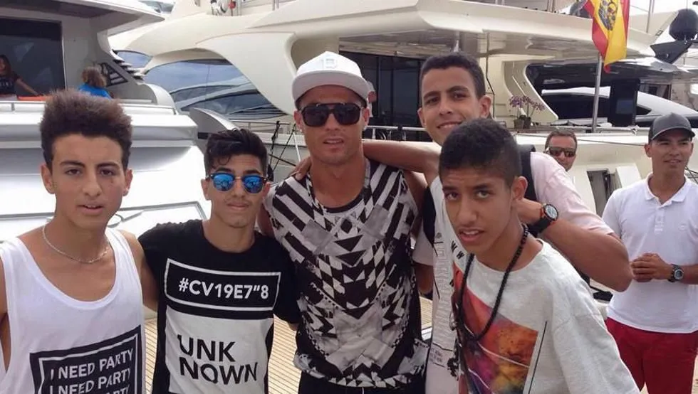 ESPECIAL Cristiano se toma foto con fans en Ibiza
