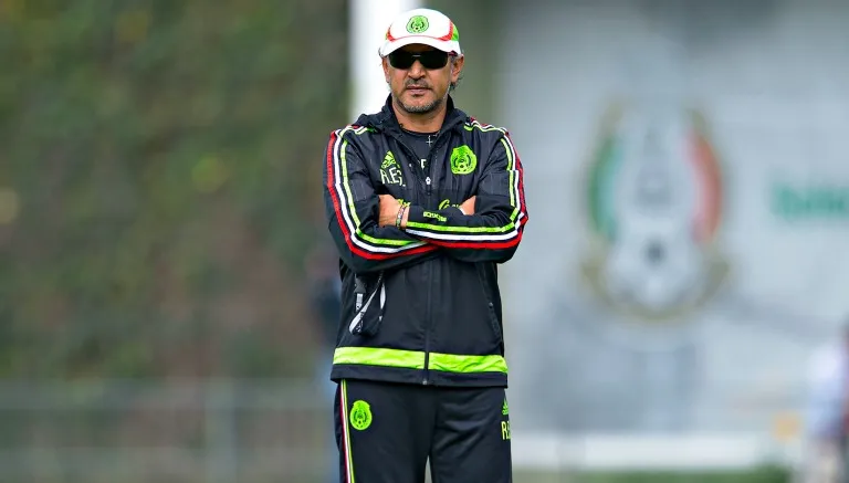 IMAGO7 Gutiérrez observando la práctica de los elementos aztecas