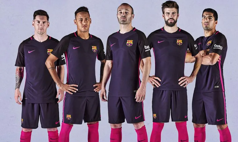 NIKE Jugadores del Barcelona muestra el jersey de visita