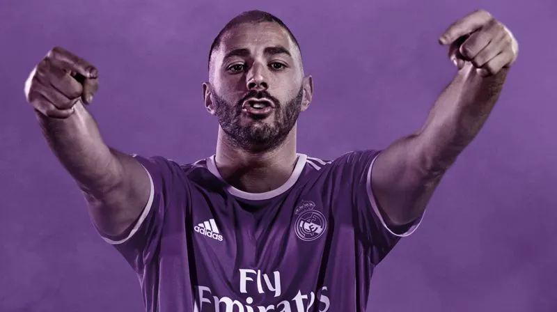 ADIDAS Benzema posa con la playera de visita del Real Madrid