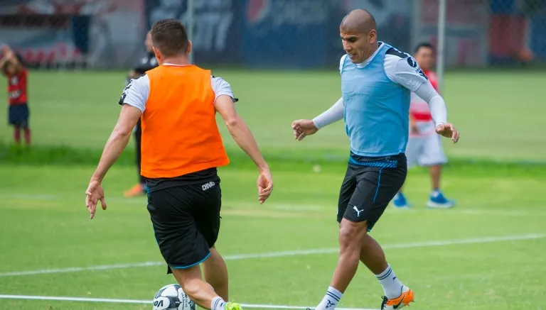 MEXSPORT Carlos Salcido en un entrenamiento de Chivas