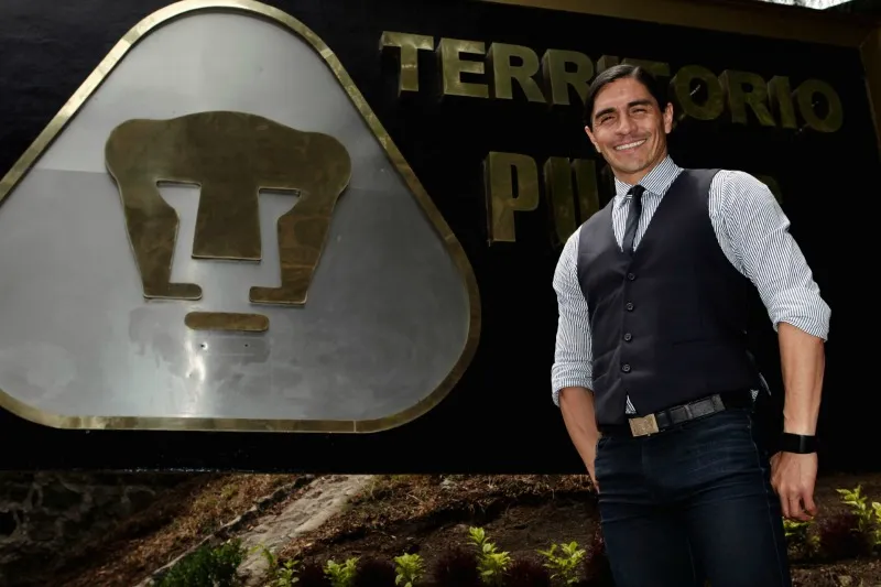 DANIEL GÁMEZ Paco Palencia junto al escudo de Pumas