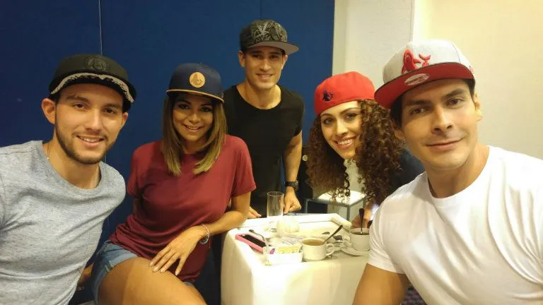 Las nuevas gorras de los Tiburones Rojos