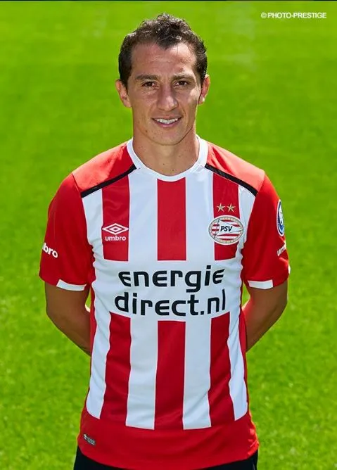 Andrés Guardado con la nueva playera del PSV