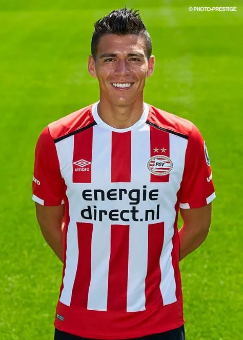 Héctor Moreno posa con la equipación de su equipo