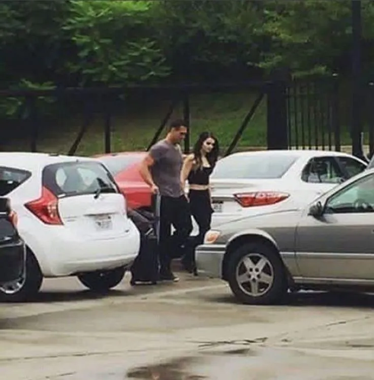 Paige y Alberto del Río tomados de la mano