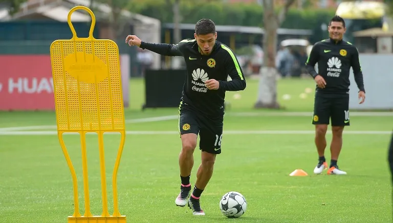 El paraguayo conduce el balón en entrenamiento