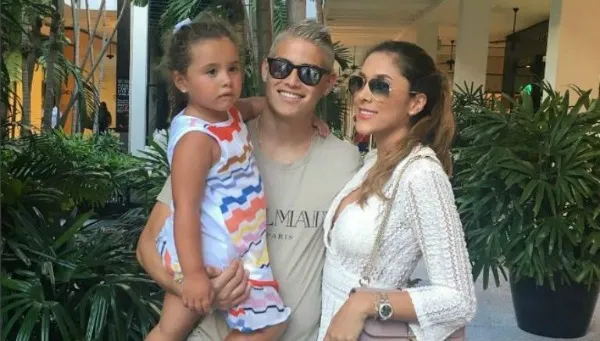 ESPECIAL James apareció con el cabello platinado