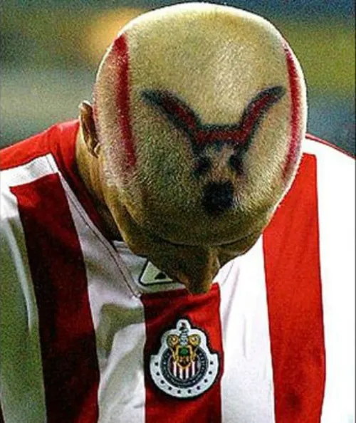 ESPECIAL El Bofo colocó una chiva en su cabeza