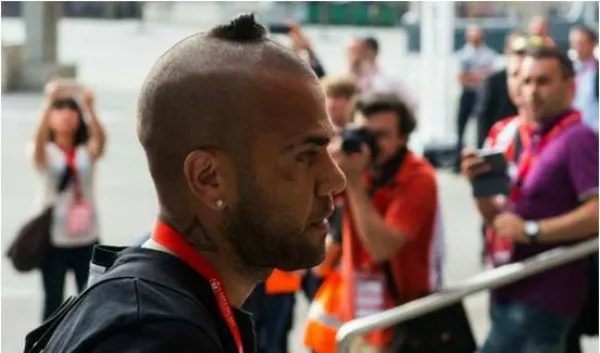 ESPECIAL Dani Alves se dejó un mechón de cabello