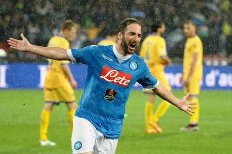 Higuaín celebra un gol con el Nápoles