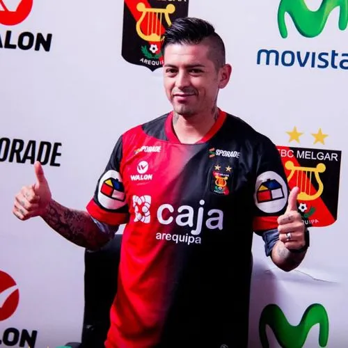 Chávez posa con la playera del Melgar