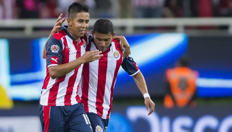 Calderón festeja anotación con Chivas