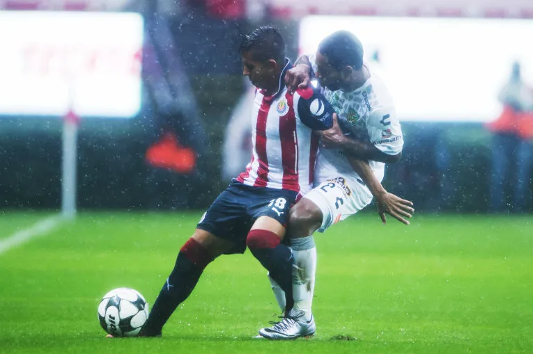 Néstor cubre el balón en partido contra Chiapas