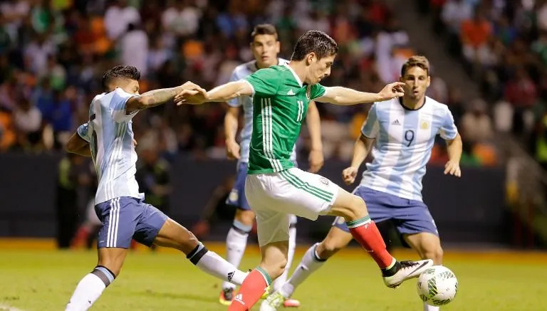 Marco Bueno intenta disparar a puerta