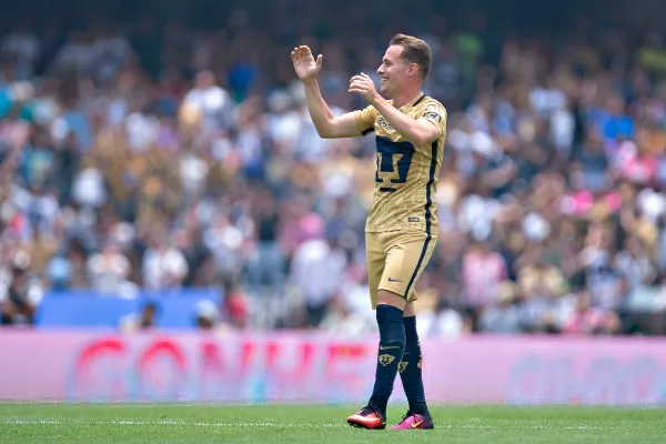 González durante su debut en la Liga MX con Pumas