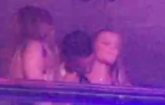 El jugador del Madrid besa a una rubia en el cuello