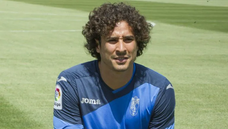 Ochoa posa con el uniforme de su nuevo equipo