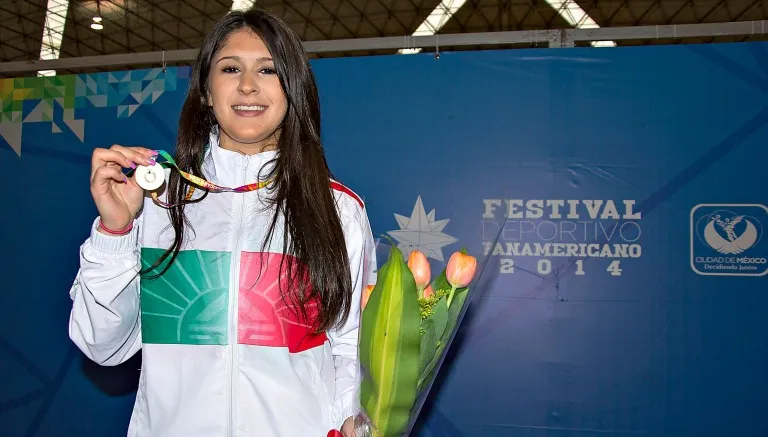 MEXSPORT Paola Pliego muestra la medalla que ganó en el Panamericano