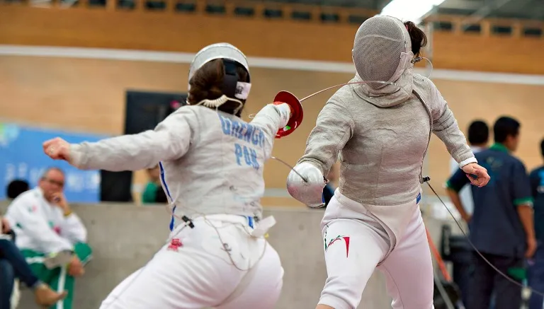 MEXSPORT La esgrimista en una competencia
