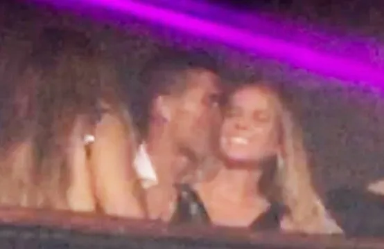 CR7 disfruta de la noche acompañado de una guapa chica