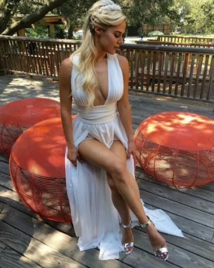 WWE.COM La sexy novia sorprendió con un sensual vestido