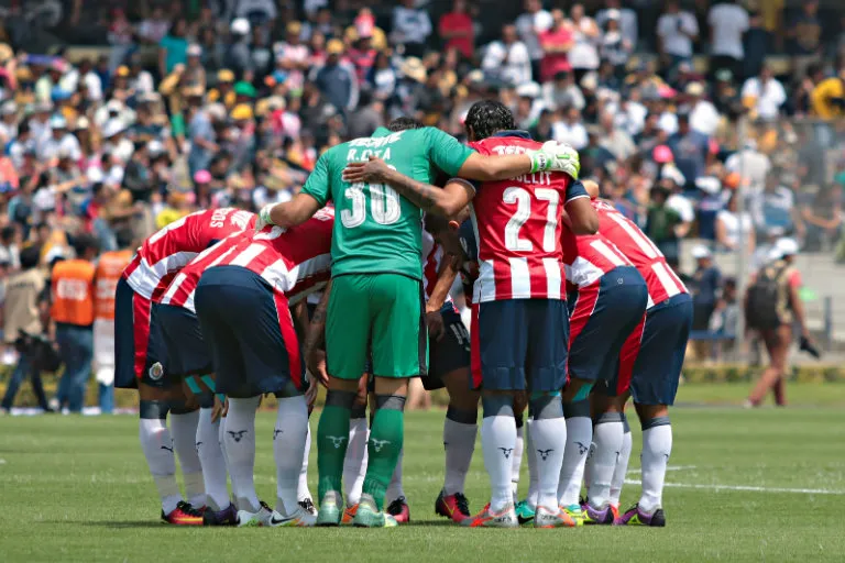 IMAGO7 Elementos de Chivas, reunidos previo un duelo en CU