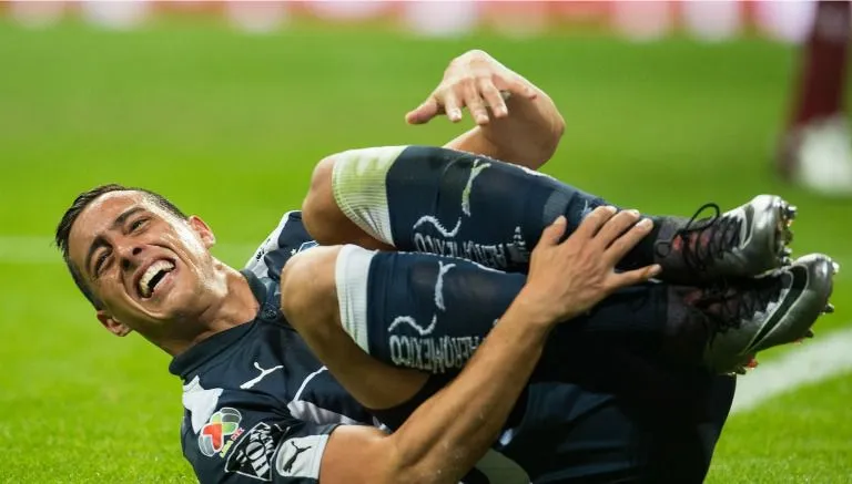 Rogelio Funes Mori trata de engañar al árbitro