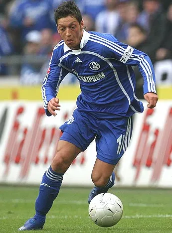 ESPECIAL Ozil conduce un balón cuando jugaba con el Schalke