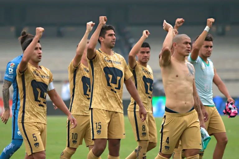 IMAGO7 Jugadores de Pumas agradeciendo a su afición por el apoyo