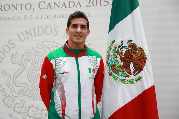 IMAGO7 Rommel Pacheco posa junto a la bandera de México