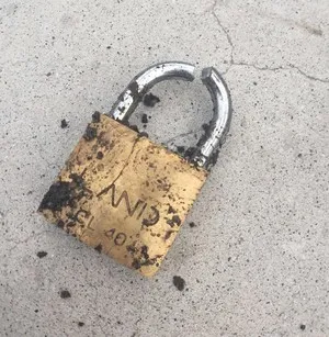 El candado roto que impedía el acceso al estadio