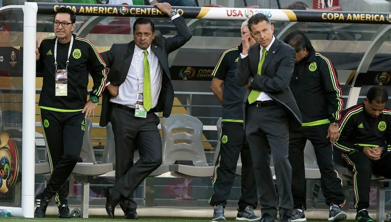 IMAGO7 El cuerpo técnico de México observa el partido contra 'La Roja'
