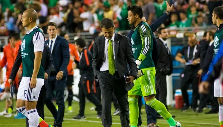 IMAGO7 Osorio camina cabizbajo tras el juego contra Chile