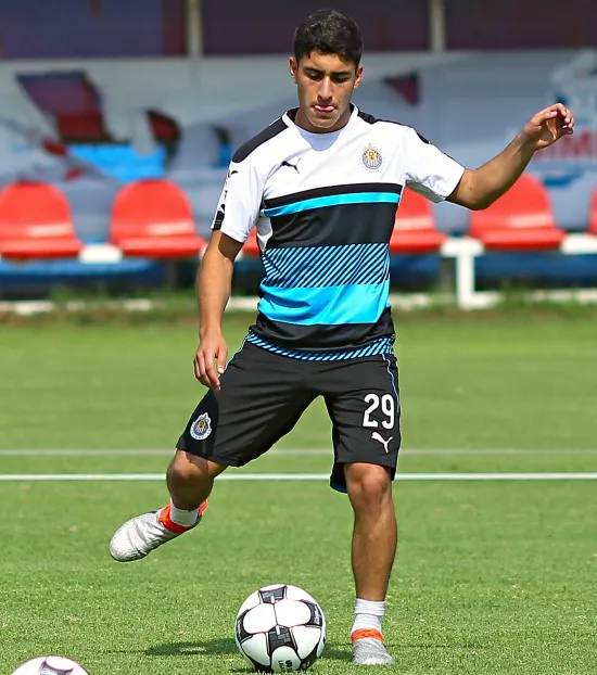 IMAGO7 El joven rojiblanco toca el esférico en práctica con el Rebaño