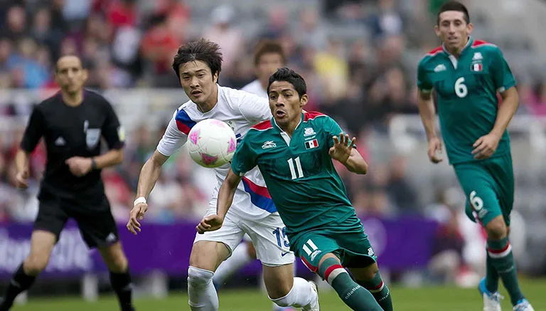 MEXSPORT Aquino conduce el balón contra Corea