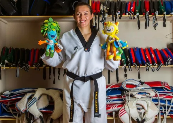 MIGUEL PONTÓN María sostiene a las mascotas de Río 2016