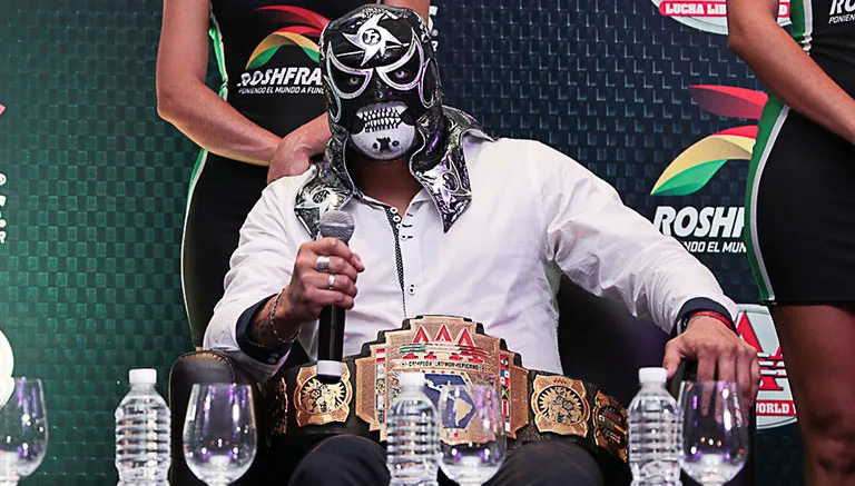 ESPECIAL Pentagón Jr sostiene micrófono