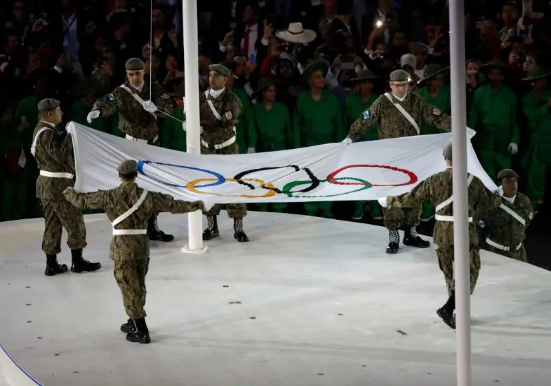 AP Soldados izan la bandera durante la inauguración de Río 2016