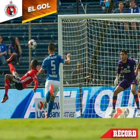 CÉSAR VICUÑA Avilés Hurtado remata de tijera para vencer a Corona