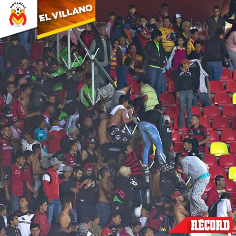 IMAGO7 Aficionados del Atlas intentan saltar las rejas que dividen la tribuna