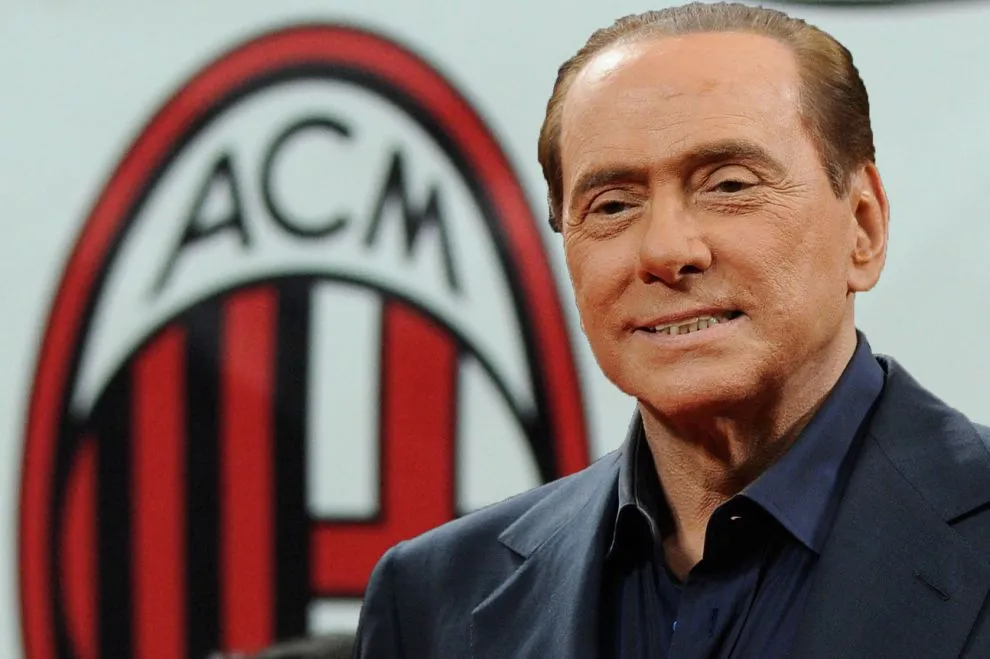 Berlusconi sonríe tras una conferencia de prensa de su equipo