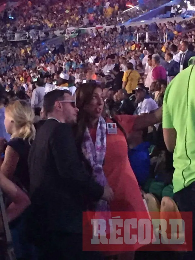 Castillo se toma una selfie con su acompañante