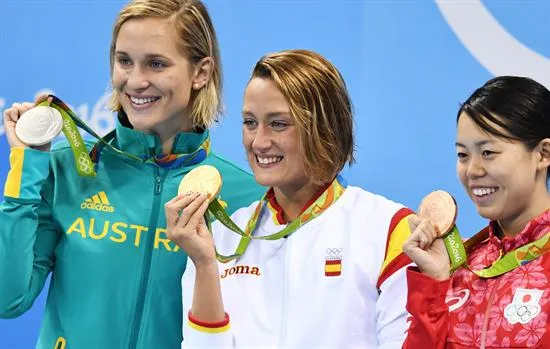 Belmonte presume su medalla en el podio