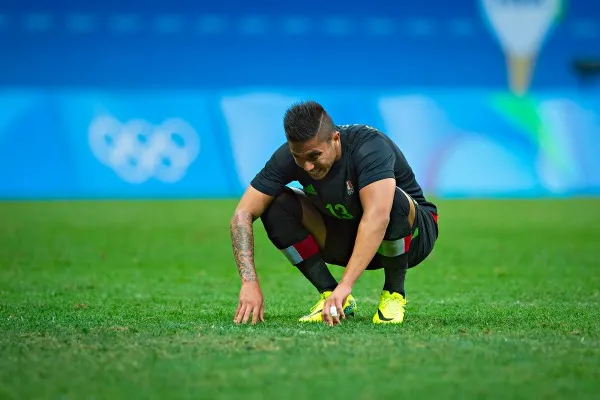 IMAGO7 Salcedo se lamenta tras caer contra Corea Del Sur