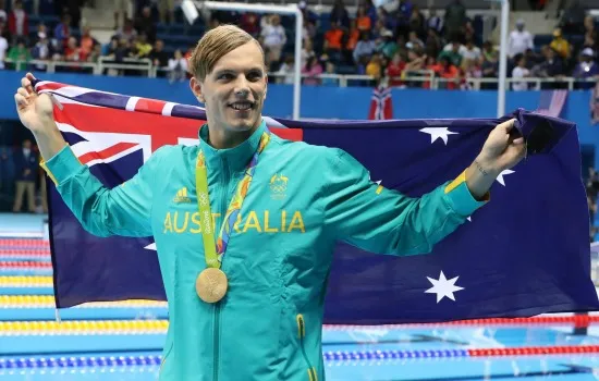 Chambers ondea su bandera tras ganar su Oro