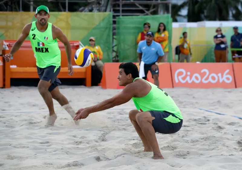 Ontiveros y Virgen, durante su partido de voleibol de playa