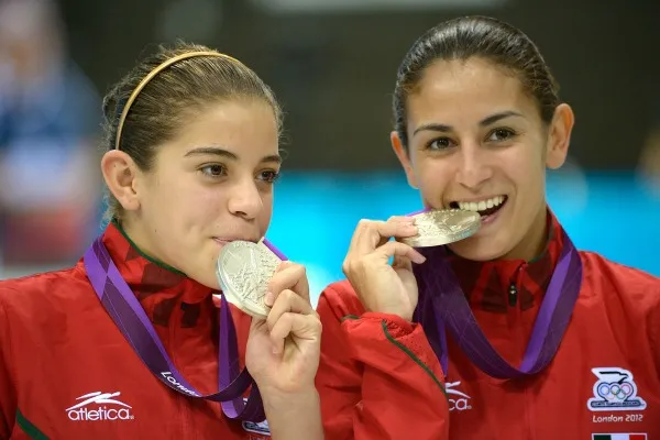 AP Alejandra Orozco y Paola Espinosa muerden las medallas de plata ganadas en Londres 2012